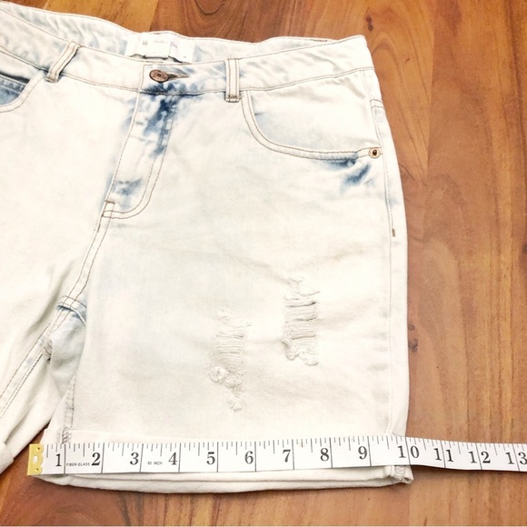 Vero Moda High Waisted Light Washed Distressed Denim Shorts. - Picture 7 of 9